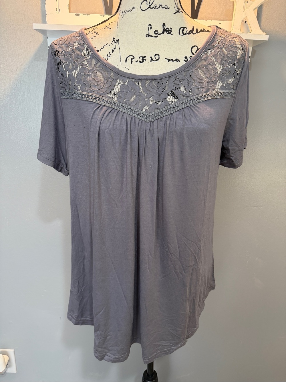 Ahlaray Women's Short Sleeve Lace Yoke Tee in Heather Purple L nwt